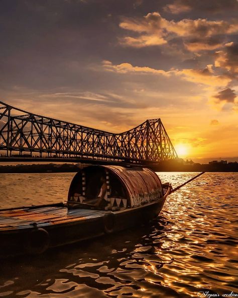 Kolkata City Drawing, Bangladesh Travel, Street Photography People, Bengali Culture, City Of Gold, India Travel Places, Nightclub Aesthetic, Travel Infographic, Top Places To Travel