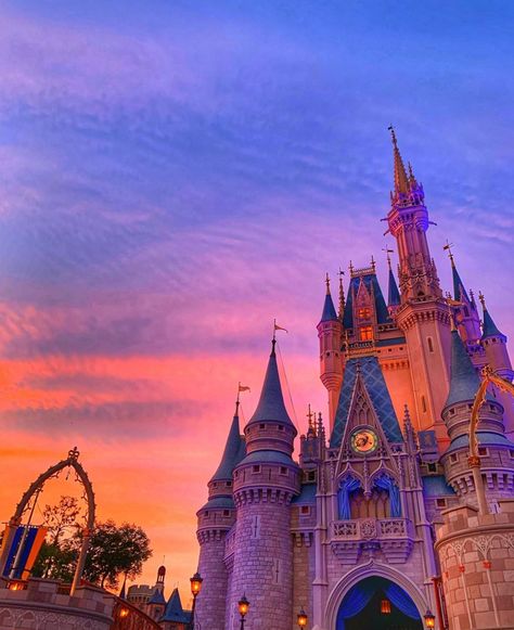 Magic Kingdom in Orlando, Florida Iphone Wallpaper Disney, Disney World Aesthetic, Aesthetic Disney, Disneyland Castle, Disney World Pictures, Castle Aesthetic, Wallpaper Disney, Parc D'attraction, Paris Aesthetic