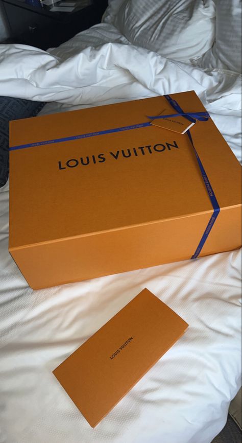 Fake Photo Sick, Louis Vuitton Gifts, Shoe Story, Aesthetic Stores, Expensive Gifts, Cute Couple Gifts, Luxury Lifestyle Dreams, Love Text, Louis Vuitton Shoes