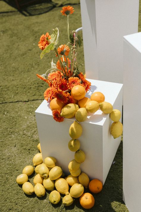 Wedding Fruit Decoration, Lemon Installation, Fruit And Flower Arrangements, Fruit Wedding Decor, Orange Table Decor, Asian Wedding Decor, Modern Tablescape, Anti Bride, Flowers And Fruit