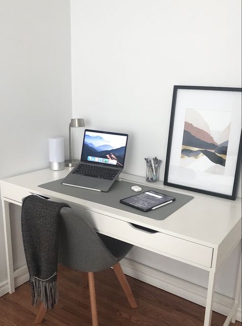 Work From Home Desk Setup Minimalist, Minimal Study Desk, Desk Aesthetic Minimal, Minimalist Desk Aesthetic, Desk Setup Workspace Inspiration, Desk Setup Workspace, Minimalist Desk Setup, Home Office Inspo, Minimal Home Office