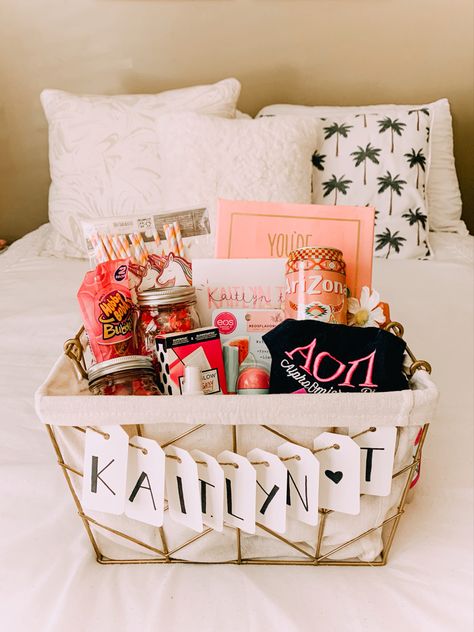 Big Lil Cheer Gifts, Sorority Big Little Reveal Baskets, Big Sorority Gifts, Basket Ideas Sorority, Bid Day Gift Ideas, Big Sis Lil Sis Cheer Gift Ideas, Cute Big Little Gifts, Big Sis Lil Sis Gifts Volleyball, Sority Gift Baskets