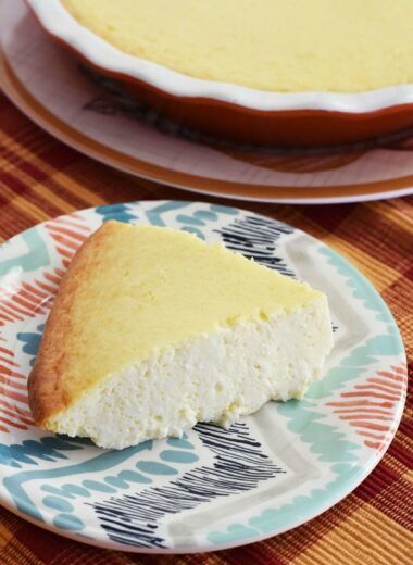 Crustless Cheescake Made in a Pie Dish - Sizzling Eats Easy Crustless Cheesecake Recipes, Crustless Pies Recipes, Cheesecake Recipes Easy Without Springform Pan, Crustless Lemon Cheesecake, Crustless Cheesecake Easy, Crustless Pie Recipes, Crustless Cheesecake Recipes, Citrus Cheesecake, Pan Cheesecake