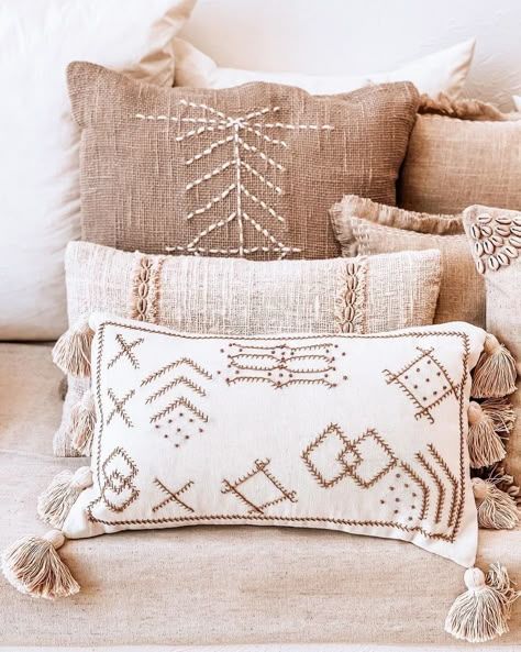 Storage Solutions For Small Spaces, Diy Boho Decor, Creative Storage Solutions, Boho Cushions, Diy Cushion, Creative Storage, Boho Diy, Boho Living, Trendy Wall Art