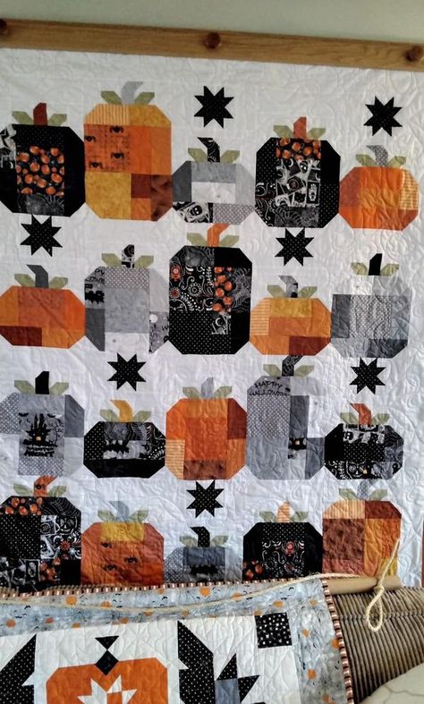 Free Patterns of Quilting | These pumpkins have me all ready for Halloween | Facebook Halloween Quilts Ideas, Easy Quilt Patterns For Beginners, Mystery Quilt Patterns, Pumpkin Quilt Pattern, Quilt Patterns For Beginners, Pumpkin Quilt, Flower Quilt Patterns, Lattice Quilt, Quilt Display