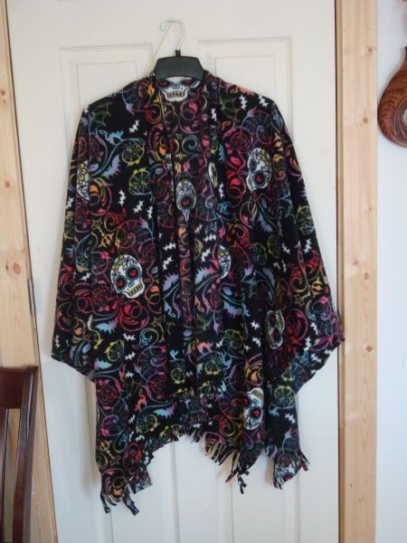 Fleece Poncho Pattern, 4 Of Wands, Fleece Sewing, No Sew Cape, Sew Blankets, Diy Shawl, Fleece Crafts, Fleece Projects, Sewing Top