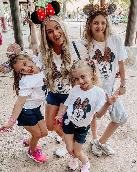 Disney Outfits Mom And Daughter, Mommy And Me Disney Outfits, Mommy And Me Disney, Outfit Aesthetic Ideas, Disneyland Outfit Ideas, Outfit Ideas For Moms, Outfits For Mom, Amusement Park Outfit, Spring Halloween