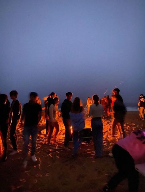 Bonfire Beach, Aesthetic Friends, Taiping, Eilat, Beach Bonfire, Friends Aesthetic, Summer Plans, Summer Goals, Friend Group