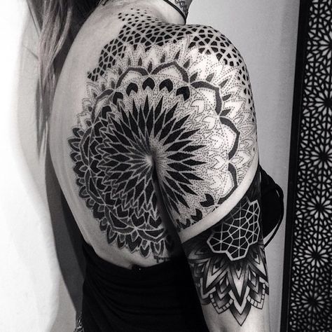 Mesmerizing Geometric Tattoos by Corey Divine Mosaic Tattoo, Mandala Tattoo Back, Tattoo Elbow, Kunst Tattoos, Tattoo Mandala, Tattoo Trend, Inner Forearm, Artist Tattoo, Geometric Tattoos