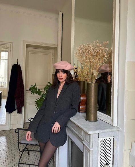 Outfit With Beret Hat, Pink Beret Outfit, Baret Hat Outfit, Beret Outfit Street Style, Berrets Outfits, Beret Hairstyles, Outfit With Beret, Beret Hat Outfit, Beret Outfits