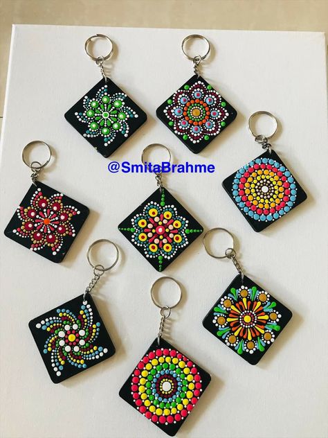 Dot Art Keychain, Diy Diamond Painting Ideas, Dot Painting Tools, Rocks For Garden, Garden Rock Art, Mandala Jewelry, Mandala Rock Art, Rock Painting Ideas, Mandala Art Therapy