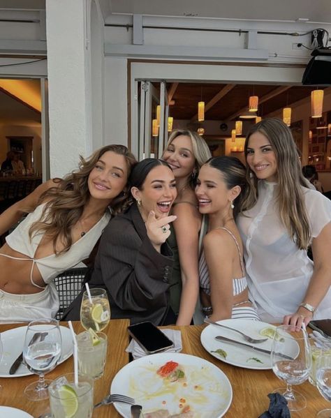 friend group phtos, dinner photos, instagram pictures, friends Super Rich Kids, Best Friends Aesthetic, Bff Goals, Gal Pal, Friend Goals, Lily Collins, Friend Photoshoot, Best Friend Pictures, Teenage Dream