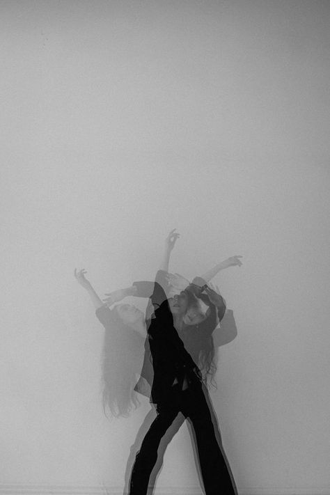 Model is shot with triple exposure. Fear Photoshoot Ideas, Dance Art Photography, Blurry Studio Photoshoot, Double Exposer Photography, Creative Flash Photography, Double Exposure Photography Film, Edgy Photoshoot Studio, Blurred Photoshoot, Ideas For Photoshoot In Studio