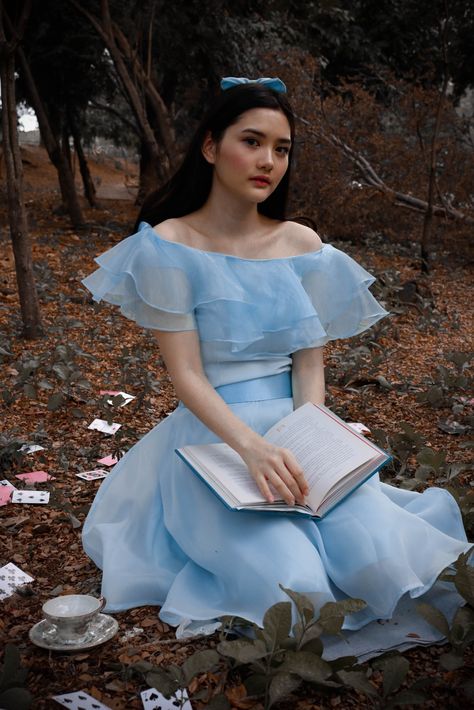 Alice In Wonderland Themed Photoshoot, Photoshoot Alice In Wonderland, Alice In Wonderland Themed Dress, Alice In Wonderland Inspired Photoshoot, Alice And Wonderland Photoshoot, Alice In Wonderland Photoshoot Ideas, Cinderella Photoshoot Ideas, Storybook Photoshoot, Easter Bunny Photoshoot