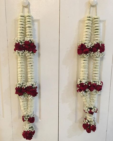 Hindu Wedding Mala, White Garland Wedding Indian, Wedding Garlands South Indian Marriage, Wedding Garlands South Indian, Indian Varmala, Flower Varmala, Varmala Ideas, Garland Wedding Indian, Rose Garland Wedding