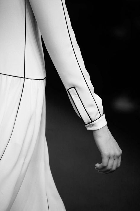 — Valentino Valentino Paris, Detail Couture, Afrikaanse Mode, Clothing Details, Fall Fashion Trends, Inspiration Mode, Fall 2015, Mode Inspiration, White Fashion