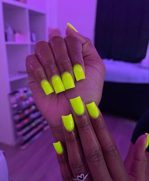 Short Acrylic Nails Lime Green, Lime Green Nails Black Women, Neon Yellow Short Nails, Line Green Nails, Short Acrylic Nails Neon, Lime Yellow Nails, Neon Green Short Nails, Lime Green Short Nails, Short Neon Green Nails