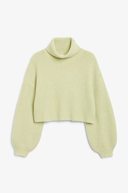 Cropped turtleneck knit - Light green - Jumpers - Monki FR Cream Jumper Outfit, Cream Turtleneck Sweater, Chunky Sweaters, Green Turtleneck Sweater, Sweaters Knitted, Cropped Turtleneck, Classic Turtleneck, Cream Turtleneck, Knitted Cardigans