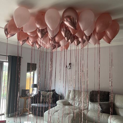 Roof Balloon Decoration, Pink Balloons On Ceiling, Helium Balloons On Ceiling, Pink And White Ceiling Balloons, Pink Helium Balloons, Pink Ceiling Balloons, Balloons Hanging From Ceiling Birthday, Helium Balloons Ceiling, Rose Gold Backdrop Birthday