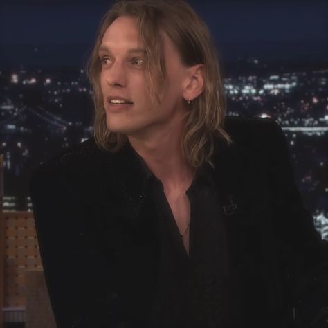 Jamie Campbell Bower Long Hair, Jamie Campbell Bower Jimmy Fallon, Jamie Bower Aesthetic, Jamie Bower Campbell, Jamie Campbell Bower Aesthetic, Campbell Aesthetic, Xenophilius Lovegood, Stranger Things Vecna, Aesthetic Stranger Things