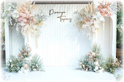 Wedding Backdrop Ideas Indoor, Backdrop Wedding Photobooth, Backdrop Wedding Minimal, Indoor Wedding Backdrop Ideas, Minimal Wedding Backdrop, Wedding Backdrop Outdoor, Decorating Ideas Wedding, Contemporary Wedding Decor, Wedding Decoration Idea