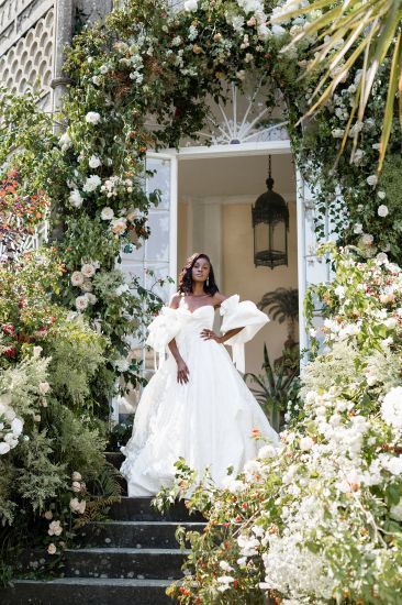 Countryside Wedding Ideas, Quote On Love, English Estate, English Garden Wedding, British Garden, Black Bride, Romantic Garden, Floral Arch, Glamorous Wedding