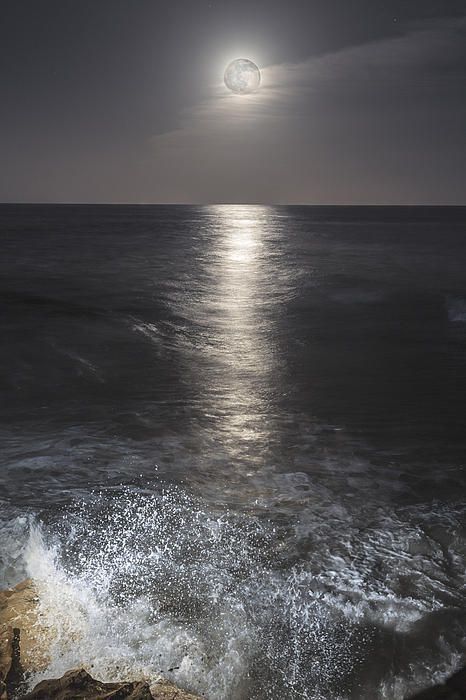 Beautiful Nature Ix Chel, Shoot The Moon, Moon Shadow, Moon Photos, Waves Crashing, Moon Pictures, Good Night Moon, Ocean Scenes, The Full Moon