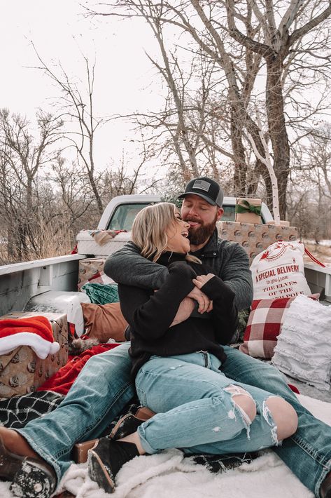 Christmas Truck Pictures, Western Christmas Photoshoot, Sit Down Poses, Christmas Truck Photoshoot, Diy Christmas Photos, Family Xmas Photos, Christmas Photography Couples, Cookie Photoshoot, Christmas Mini Sessions Outdoor