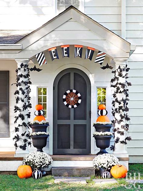 Black and white with pops of orange make for the perfect Halloween color scheme—and party theme! Drum up some DIY outdoor Halloween decorations for your porch with an easy-to-make wreath, painted pumpkins, and pumpkin topiaries. #halloweenthemeparty #halloweenparty #halloweenideas #halloweenpartydecorations #halloweenthemeideas #bhg Outdoor Halloween Party Decorations, Outdoor Halloween Parties, Halloween Diy Outdoor, Halloween 23, Halloween Party Printables, Pumpkin Topiary, Halloween Decorations Diy Outdoor, Diy Halloween Decor, Halloween Front Porch