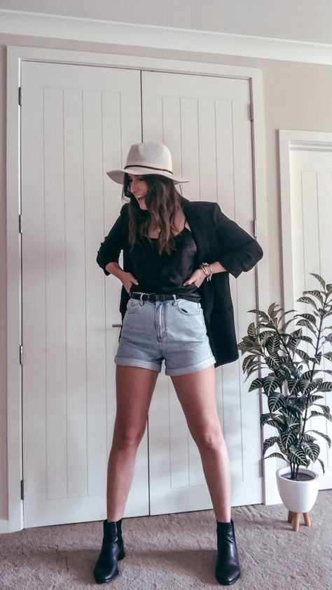 Chelsea Boots Shorts Outfit, Short Chelsea Boots Outfit, Chelsea Boots And Shorts, Chelsea Boots Outfit Summer, Black Booties Outfit, Summer Boots Outfit, Trunk Ideas, Soft Grunge Outfits, Chelsea Boots Outfit