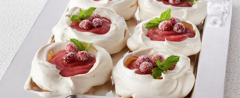 Cranberry Pavlova, Holiday Brochure, Pavlova Dessert, Rodjendanske Torte, Dessert Light, Pavlova Recipe, Festive Desserts, Thanksgiving Food Desserts, Land O Lakes