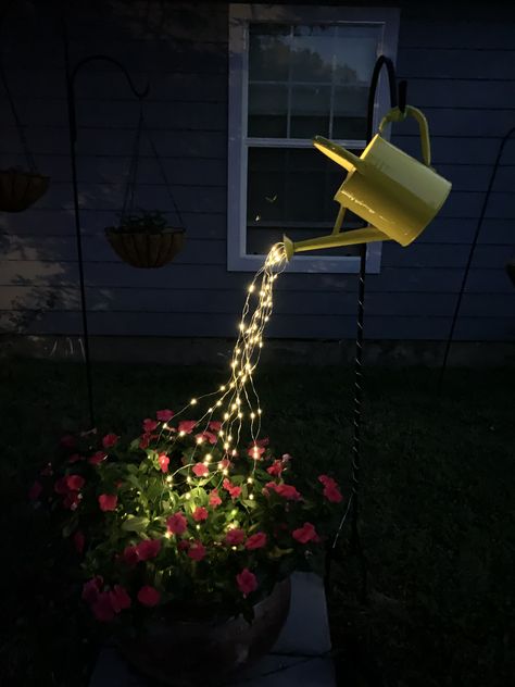 Watering Can Lights, Diy Watering Can With Lights, Watering Can Ideas, Watering Can With Lights, Ideas Para Decorar Jardines, Front Yard Flowers, Gardening Design Diy, Hanging Plants Diy, Home Backyard