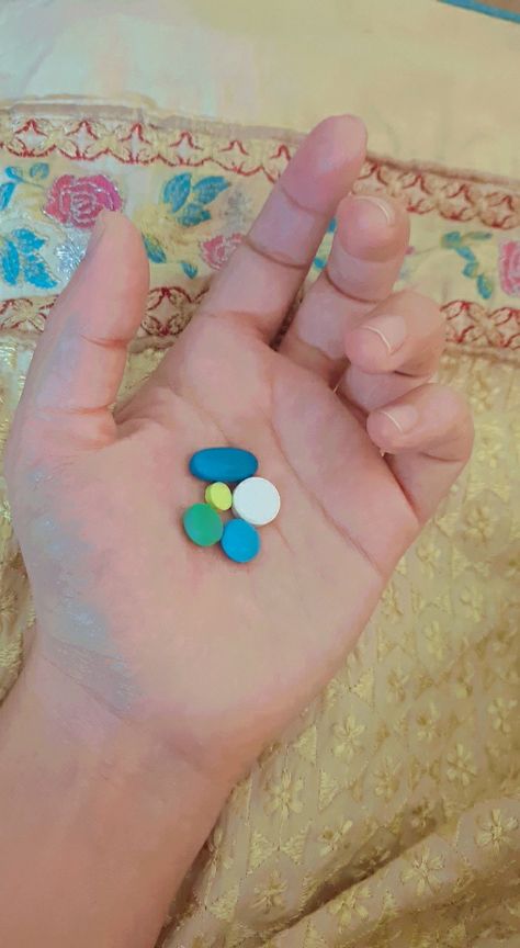 Tablets Medicine Pics Snap, Paracetamol Tablet Snap, Tablets Medicine Fake Snap, Accident Snap Ideas Hand, Fake Medicine Snap, Headache Snap, Medicine Tablet In Hand, Medicine Tablets Snapchat Stories, Medicine In Hand