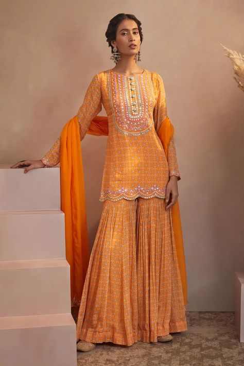 Indian Function Dresses For Women, Pakistani Short Kurta With Pants, Sharara Designs Simple, Party Wears, Sharara Designs, Sharara Pants, Short Kurta, Gaun Fashion, Salwar Kamiz