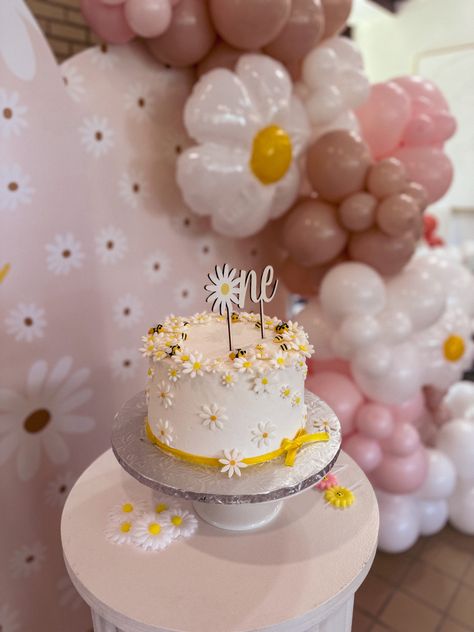 White Daisy Birthday Theme, Daisy Theme Cake Smash, Daisy Themed Cake, Daisy First Birthday Cake, Daisy First Birthday Balloon Arch, First Birthday Cake Daisy, Daisy Birthday Cake, Daisy First Birthday Theme Backdrop, Daisy Cake