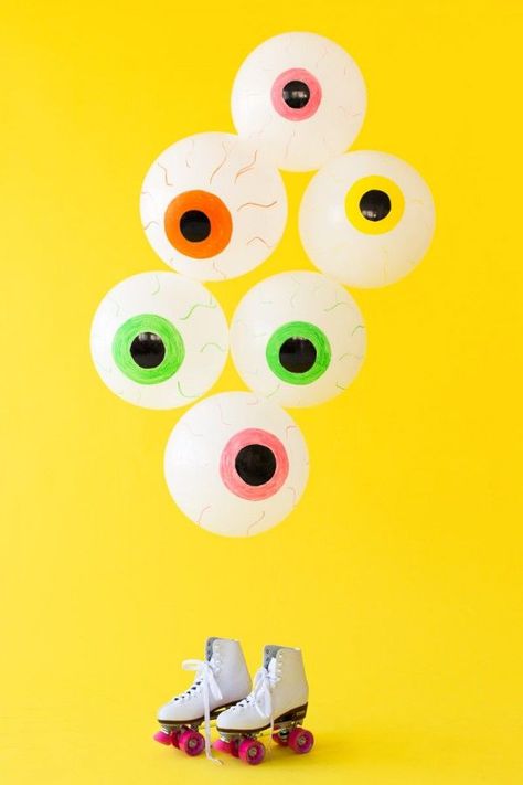 DIY Eyeball Balloons | studiodiy.com Eyeball Balloons, Spooky Balloons, Terraria Party, Cheap Halloween Party, Eye Scream, Halloween Fest, Casa Halloween, Dollar Store Halloween, Halloween Backdrop