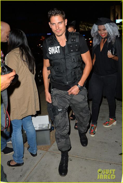 Sean Faris @ Halloween party- lookin like that, he can come raid my house! lmao Grumpy Cat Costume, Halloween Cop, Sean Faris, Mustache And Goatee, Hot Costume, Famous Outfits, Emily Bett Rickards, Trendy Halloween Costumes, Halloween 2014