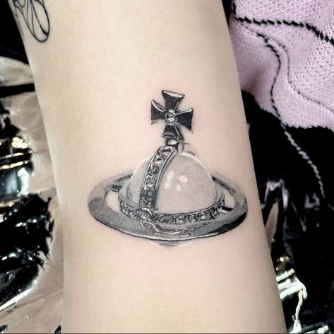 Vivien Westwood Tattoo, Vivienne Westwood Orb Tattoo, Vivienne Westwood Tattoo, Stunning Tattoos, Beautiful Tattoo, Minimalist Tattoos, Next Tattoo, Dream Tattoos, Dope Tattoos