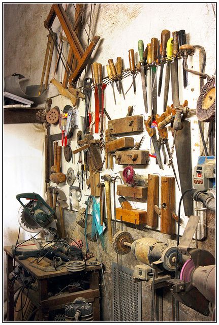 Antique Tools Garage, Vintage Tool Display, Antique Hand Tools Display, Old Workshop, Old Farming Tools, Set Of Tools Vintage, Tool Wall, Old Tool Boxes, Tools Storage