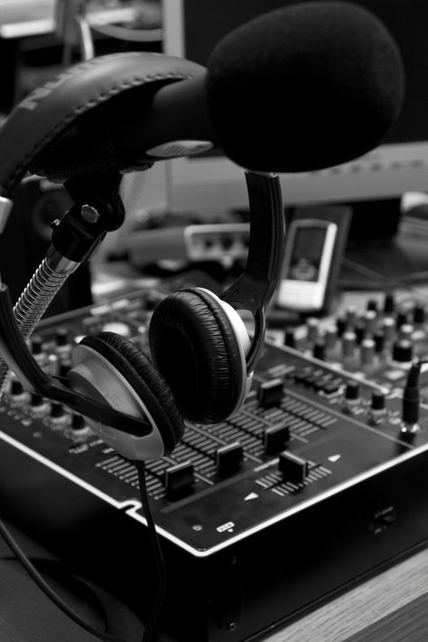 Dj Images Hd, Recording Studio Design, Music Studio Room, Music Machine, Complicated Love, Feed Insta, Free Audio, Dr Congo, Iphone Wallpaper Hd Nature