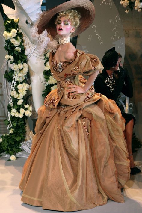 Christian Dior - Haute Couture fall 2007 - John Galliano Gilded Glamour, Galliano Dior, Sasha Pivovarova, Runway Fashion Couture, Christian Dior Haute Couture, Dior Haute Couture, Dior Couture, Fashion Couture, Moda Vintage