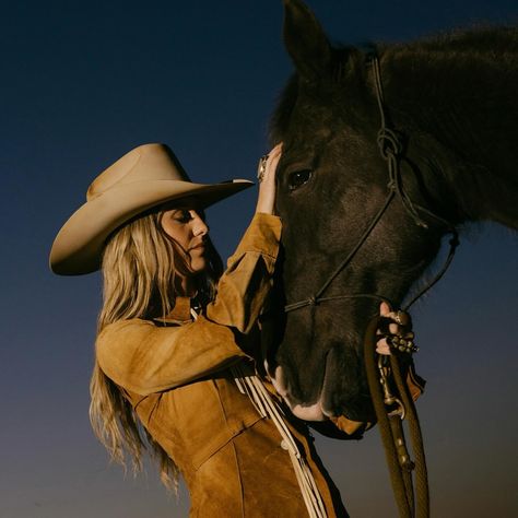 Lainey Wilson | Whirlwind has almost been out a lil over a month now..?! What y’all got on repeat?? | Instagram Western Photoshoot, Lainey Wilson, Best Country Singers, Cowboy Pictures, Rodeo Life, Photography Help, Female Musicians, Western Women, Cowgirl Chic