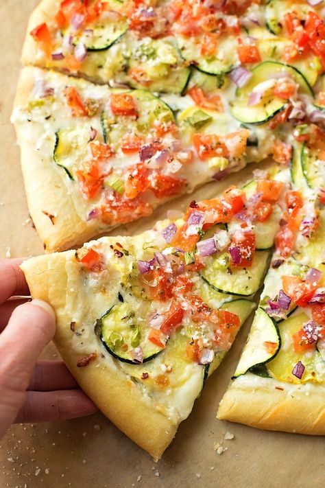 Meatless Pizza, Veggie Pizza Recipe, Pizza Life, Pizza Bianca, Creamy Garlic Sauce, Fingerfood Party, Slice Of Pizza, Homemade Nutella, Veggie Pizza