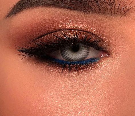 Natural Makeup With Blue Eyeliner, Navy Smokey Eye Tutorial, Brown Eyeshadow Blue Eyeliner, Dark Blue And Gold Makeup, Good Eyeshadow Looks, Blue Waterline Makeup, Subtle Blue Eye Makeup, Blue Under Eye Makeup, Navy Blue Eye Makeup