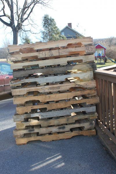 Pallet Wood for DIY Ceiling by Maple Leaves and Sycamore Trees featured on Remodelaholic Pallet Wood Ceiling, Pallet Construction, Porch Projects, Wood Tile Bathroom Floor, Sycamore Trees, Bedroom Ceilings, Log Ideas, Pallet Ceiling, Bedroom Theme