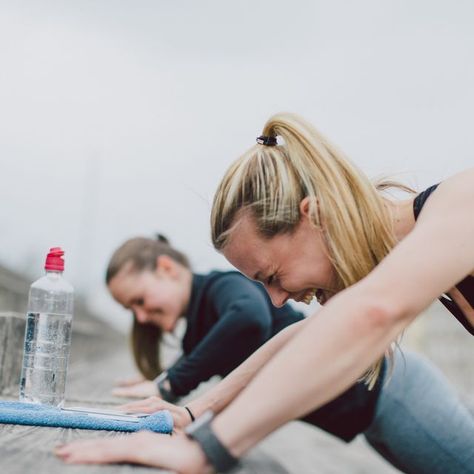 Amigas entrenando juntas Bear Crawl, Killer Abs, Time And Time Again, Glute Bridge, Leg Lifts, Leg Raises, Hip Ups, Bodyweight Workout, Lower Back