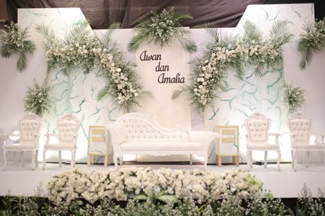 Dekor Pelaminan Simple, Dekor Pernikahan Simple, Dekorasi Wedding Indoor, Dekorasi Wedding Simple, Rustic Wedding Decor Indoor, Pelamin Nikah, Dekorasi Wedding, Church Wedding Flowers, Wedding Hall Decorations