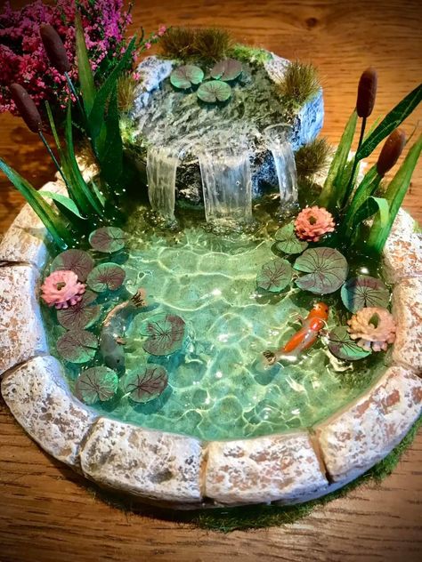 Resin Fairy Garden, Resin Pond Diy, Mini Resin Crafts, Objet Aesthetic, Pond Diorama, Fairy Garden Backyard, Clay Pond, Clay Scene, Fairy Diorama