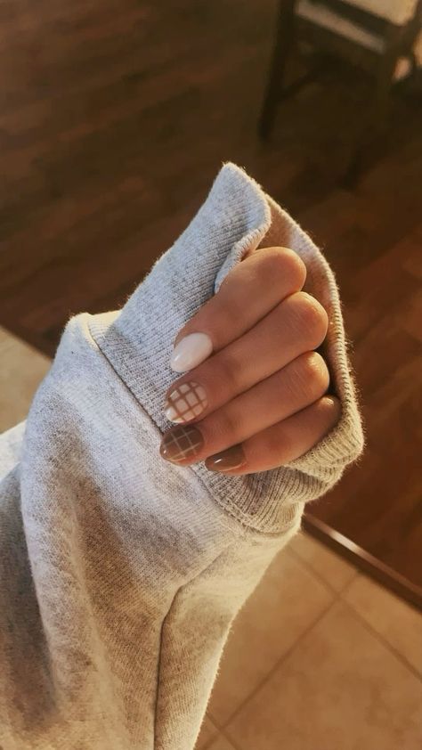 Simple Nails For Thanksgiving, 1 Design Nails, Thanksgiving Nails Design Fall Short, Cute Fall Themed Nails, Natural Fall Nails Short, Nail Organizer Ideas, Easy Nail Designs For Fall, Simple Short Gel Nails Fall, November Nail Inspo 2024