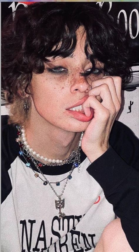 Androgynous Makeup, Punk Makeup, Look Grunge, Alt Makeup, Face Drawing Reference, Male Makeup, Gender Envy, Grunge Makeup, Atticus